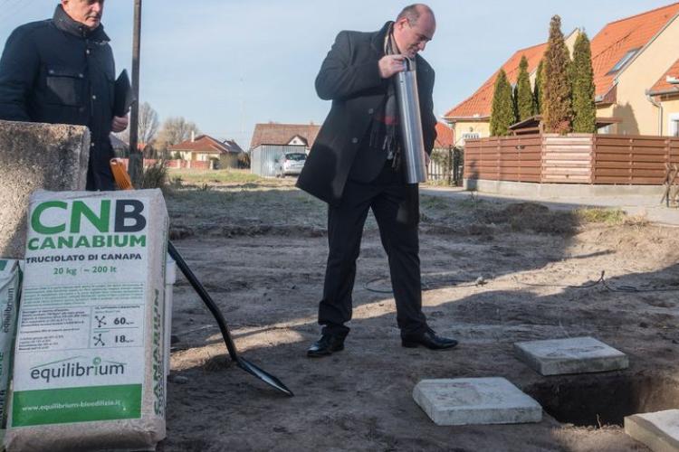 Épül az első kenderház Csongrád megyében, lerakták az alapkövet